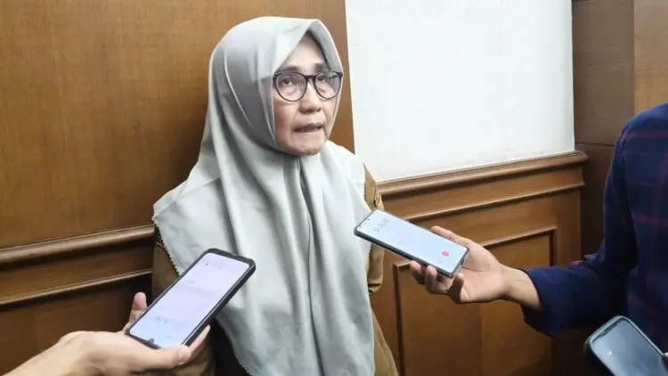 MEMBERIKAN KETERANGAN : Kepala BKD Banten Ai Dewi Suzana, menyampaikan keterangan kepada wartawan. (ADIB FAHRI/SATELITNEWS.COM)