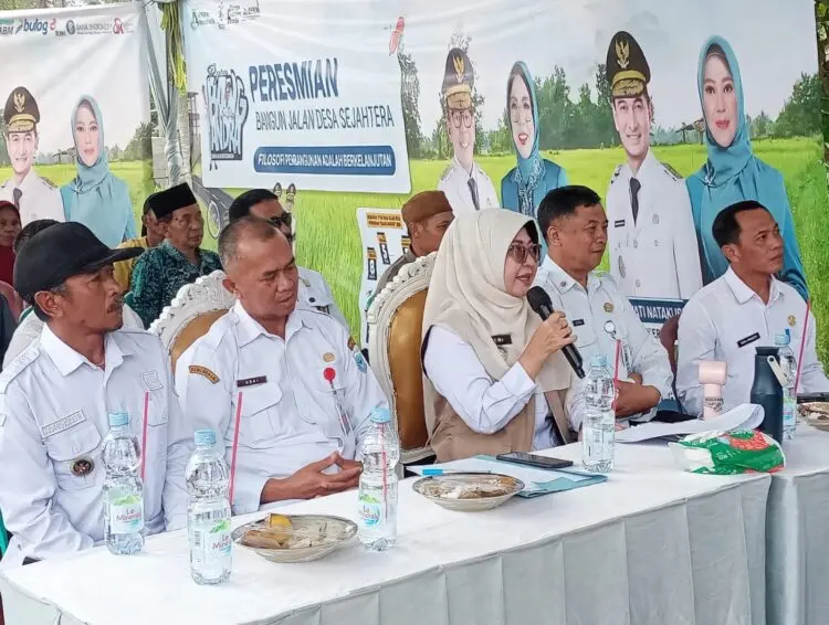 PERESMIAN -- Bupati Pandeglang Raden Dewi Setiani, turut mengikuti peresmian program Bang Andra melalui zoom meeting, yang dilaksanakan di Desa Sukalangu, Kecamatan Saketi, Kabupaten Pandeglang, Rabu (30/9/2026). (ISTIMEWA)