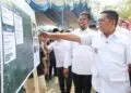 MELIHAT DENAH : Gubernur Banten Andra Soni, melihat denah pembangunan jalan desa melalui program Bang Andra, Rabu (30/9/2026). (ISTIMEWA)