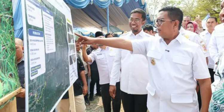 MELIHAT DENAH : Gubernur Banten Andra Soni, melihat denah pembangunan jalan desa melalui program Bang Andra, Rabu (30/9/2026). (ISTIMEWA)