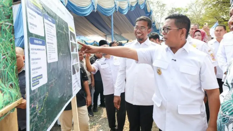 MELIHAT DENAH : Gubernur Banten Andra Soni, melihat denah pembangunan jalan desa melalui program Bang Andra, Rabu (30/9/2026). (ISTIMEWA)