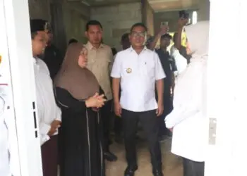REALISASI RTLH -- Pemerintah Provinsi (Pemprov) Banten, merealisasikan program Rumah Tidak Layak Huni (RTLH) bagi masyarakat kurang mampu di Kabupaten Pandeglang. (ISTIMEWA)
