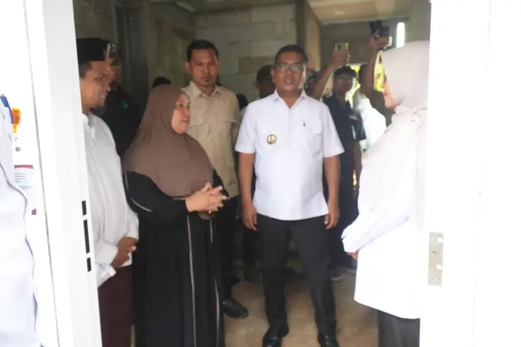 REALISASI RTLH -- Pemerintah Provinsi (Pemprov) Banten, merealisasikan program Rumah Tidak Layak Huni (RTLH) bagi masyarakat kurang mampu di Kabupaten Pandeglang. (ISTIMEWA)