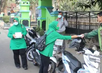 BAGIKAN MASKER -- Persit Cabang XXXIII Dim 0601 Koorcab Rem 064 PD III/Siliwangi, turun langsung ke tengah masyarakat dengan membagikan masker secara gratis, Selasa (8/9/2026). (ISTIMEWA)