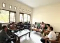 BERDOA BERSAMA -- Pengurus dan jajaran anggota SMSI-PWI Pandeglang, berdoa bersama untuk keselamatan 5 Jurnalis 2 Crew Kapal dan 1 Guide, yang hingga kini hilang kontak. (ISTIMEWA)