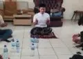 DOA BERSAMA -- Jurnalis yang bertugas di Kabupaten Lebak, saat menggelar doa bersama di Sekretariat Pokja Wartawan dan Harian Elektronik Lebak, di Jalan Abdi Negara, Kecamatan Rangkasbitung, Kamis (10/9/2026). (MULYANA/SATELITNEWS.COM)