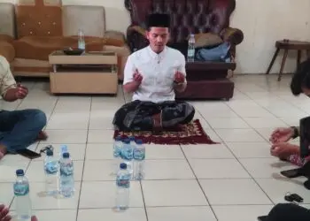DOA BERSAMA -- Jurnalis yang bertugas di Kabupaten Lebak, saat menggelar doa bersama di Sekretariat Pokja Wartawan dan Harian Elektronik Lebak, di Jalan Abdi Negara, Kecamatan Rangkasbitung, Kamis (10/9/2026). (MULYANA/SATELITNEWS.COM)