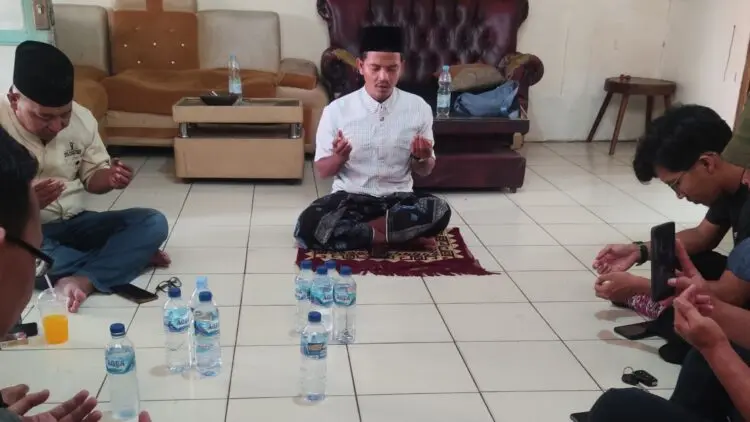 DOA BERSAMA -- Jurnalis yang bertugas di Kabupaten Lebak, saat menggelar doa bersama di Sekretariat Pokja Wartawan dan Harian Elektronik Lebak, di Jalan Abdi Negara, Kecamatan Rangkasbitung, Kamis (10/9/2026). (MULYANA/SATELITNEWS.COM)