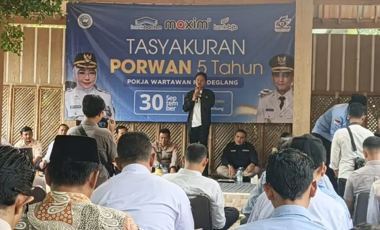 SAMBUTAN -- Wabup Pandeglang Iing Andri Supriadi, menyampaikan sambutan di acara Tasyakuran Porwan 5 Tahun, Rabu (30/9/2026). (MARDIANA/SATELITNEWS.COM)