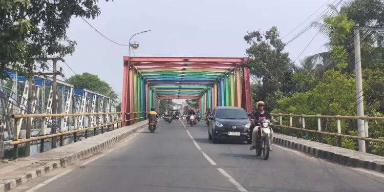 Menyerupai Simbol LGBT, Warna Pelangi Jembatan di Lebak Dipersoalkan Ormas FPI