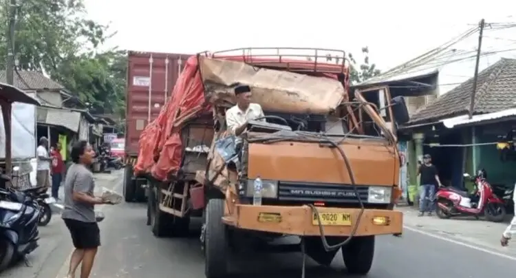 Truk Fuso Hantam Pengangkut Sapi di Lebak, 2 Ekor Luka Berat, 6 Kabur