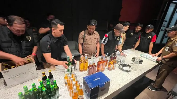 Satpol PP Tangsel Razia Tiga Lokasi, Sita Ratusan Botol Miras
