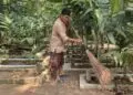 Kisah Penjaga Makam di Lebak: Belasan Tahun Tak Digaji, Hidup di Gubuk Berlantai Tanah