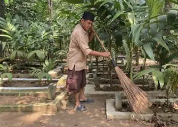 Kisah Penjaga Makam di Lebak: Belasan Tahun Tak Digaji, Hidup di Gubuk Berlantai Tanah
