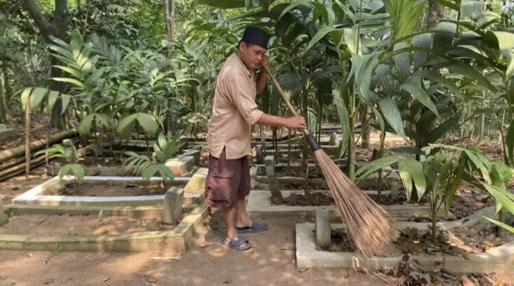 Kisah Penjaga Makam di Lebak: Belasan Tahun Tak Digaji, Hidup di Gubuk Berlantai Tanah