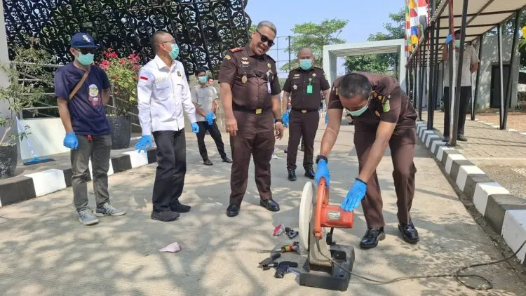 Kejari Tangerang Selatan Musnahkan Tiga Senjata Api