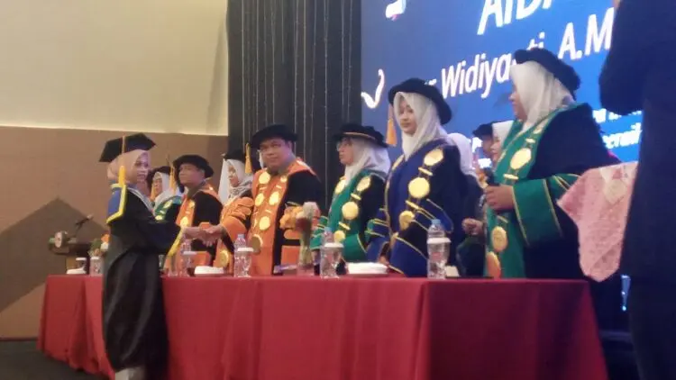 Wisuda Lulusan Bidan Perdana, Institut Asyifa Indonesia Minta Alumni Jangan Gaptek