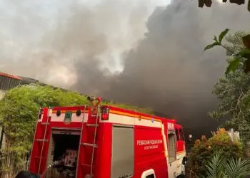 Pabrik Pengolahan Karet di Batuceper Kebakaran, Petugas BPBD Kesulitan Air