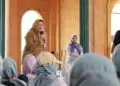 TARBIYAH MANASIK HAJI: Wakil Bupati Tangerang Intan Nurul Hikmah mengikuti sekaligus melepas peserta Tarbiyah Manasik Haji Anak TK se-Kabupaten Tangerang di Almahmudah Manasik Training Center (AMTC) Lubana Sengkol, Kecamatan Setu, Kota Tangerang Selatan, Selasa (6/10/2026). (ISTIMEWA)