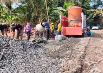 SWADAYA -- Sejumlah warga Desa Kadubadak, Kecamatan Angsana, Kabupaten Pandeglang, swadaya bangun jalan. Hal itu dilakukannya, untuk mengantisipasi terjadinya kecelakaan lalu lintas. (ISTIMEWA)