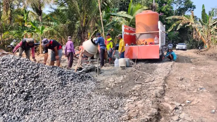 SWADAYA -- Sejumlah warga Desa Kadubadak, Kecamatan Angsana, Kabupaten Pandeglang, swadaya bangun jalan. Hal itu dilakukannya, untuk mengantisipasi terjadinya kecelakaan lalu lintas. (ISTIMEWA)