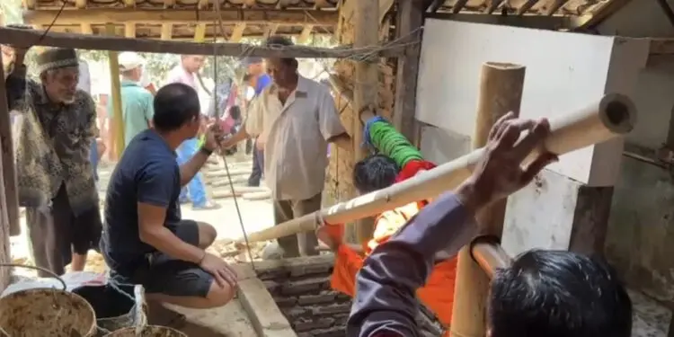 Kuras Sumur, Warga di Lebak Tertimbun Longsoran Tanah