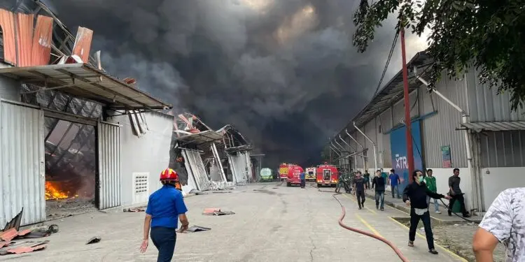 Kebakaran Besar Hanguskan 9 Gudang di Jatiuwung