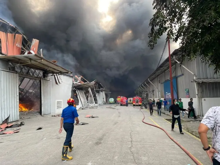 Kebakaran Besar Hanguskan 9 Gudang di Jatiuwung
