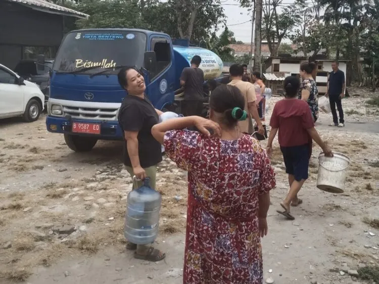 Kekeringan Meluas di Kota Tangerang, Warga Pinang Ambil Air dari Masjid dan Pertamina