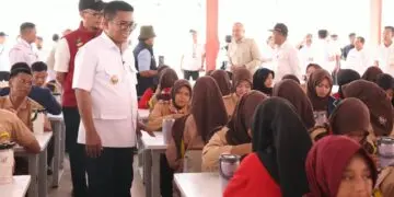 MENINJAU SEKOLAH RAKYAT : Gubernur Banten Andra Soni, meninjau Sekolah Rakyat di Kecamatan Panggarangan, Kabupaten Lebak. (ISTIMEWA)