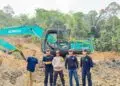 MENGAMANKAN TAMBANG : Penyidik Ditreskrimsus Polda Banten, mengamankan tambang batu bara ilegal dan alat berat di wilayah Kabupaten Lebak. (ISTIMEWA)
