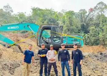 MENGAMANKAN TAMBANG : Penyidik Ditreskrimsus Polda Banten, mengamankan tambang batu bara ilegal dan alat berat di wilayah Kabupaten Lebak. (ISTIMEWA)