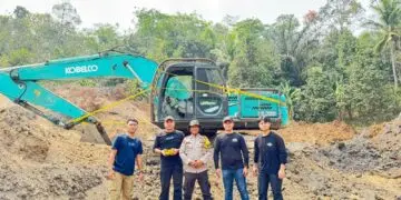 MENGAMANKAN TAMBANG : Penyidik Ditreskrimsus Polda Banten, mengamankan tambang batu bara ilegal dan alat berat di wilayah Kabupaten Lebak. (ISTIMEWA)