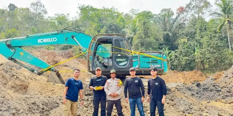 MENGAMANKAN TAMBANG : Penyidik Ditreskrimsus Polda Banten, mengamankan tambang batu bara ilegal dan alat berat di wilayah Kabupaten Lebak. (ISTIMEWA)