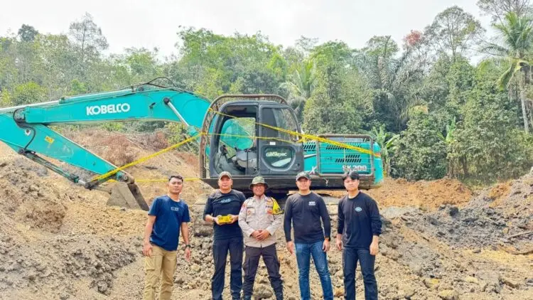 MENGAMANKAN TAMBANG : Penyidik Ditreskrimsus Polda Banten, mengamankan tambang batu bara ilegal dan alat berat di wilayah Kabupaten Lebak. (ISTIMEWA)