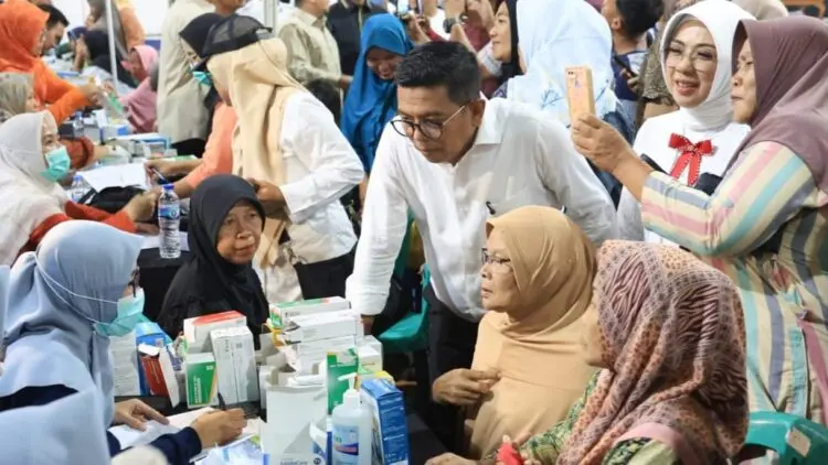 MENINJAU CKG : Gubernur Banten Andra Soni, meninjau pelaksanaan CKG. (ISTIMEWA)