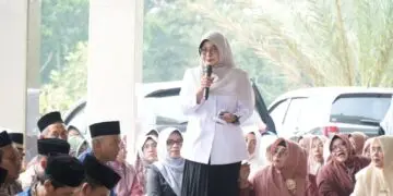 MAULID NABI MUHAMMAD SAW -- Bupati Pandeglang Raden Dewi Setiani, menghadiri acara Maulid Nabi Muhammad SAW di Ponpes Al-Iman, Kampung Kaung Caang, Kecamatan Cadasari, Kabupaten Pandeglang. (ISTIMEWA)