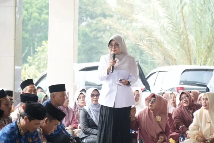 MAULID NABI MUHAMMAD SAW -- Bupati Pandeglang Raden Dewi Setiani, menghadiri acara Maulid Nabi Muhammad SAW di Ponpes Al-Iman, Kampung Kaung Caang, Kecamatan Cadasari, Kabupaten Pandeglang. (ISTIMEWA)