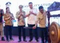 MENABUH GONG : Gubernur Banten Andra Soni, menabuh gong diacara FGD Studi Kelayakan Elektrifikasi Jalur Kereta Api Rangkasbitung–Merak, di Hotel Le Dian, Kota Serang, Jumat (2/10/2026). (ISTIMEWA)