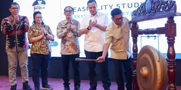 MENABUH GONG : Gubernur Banten Andra Soni, menabuh gong diacara FGD Studi Kelayakan Elektrifikasi Jalur Kereta Api Rangkasbitung–Merak, di Hotel Le Dian, Kota Serang, Jumat (2/10/2026). (ISTIMEWA)