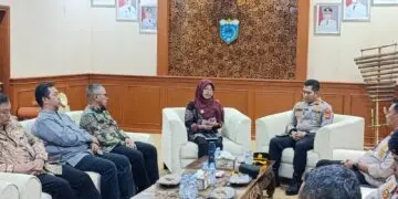 SILATURAHMI -- Bupati Pandeglang Raden Dewi Setiani, menerima kunjungan silaturahmi Kapolres Pandeglang AKBP Sonny Harsono beserta jajaran, di ruang kerjanya, Jumat (2/10/2026). (ISTIMEWA)