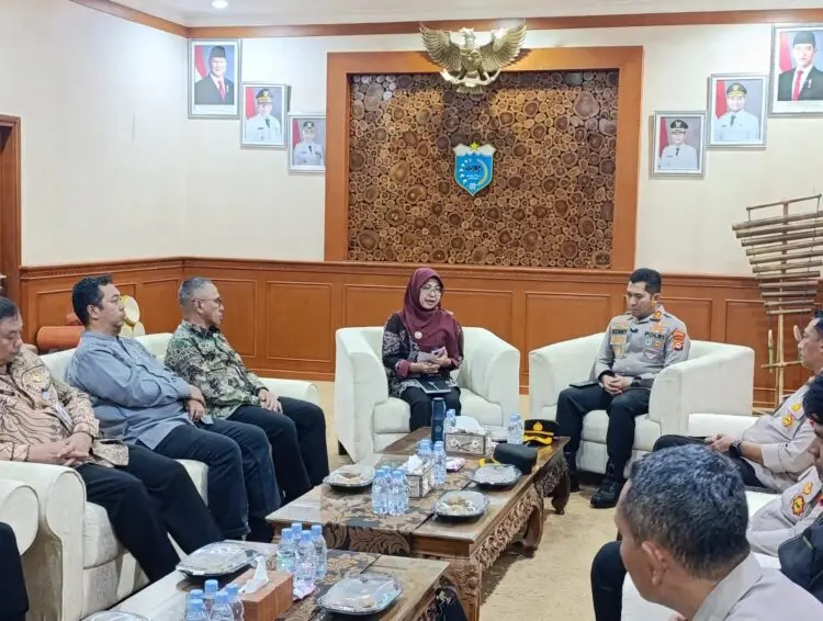 SILATURAHMI -- Bupati Pandeglang Raden Dewi Setiani, menerima kunjungan silaturahmi Kapolres Pandeglang AKBP Sonny Harsono beserta jajaran, di ruang kerjanya, Jumat (2/10/2026). (ISTIMEWA)