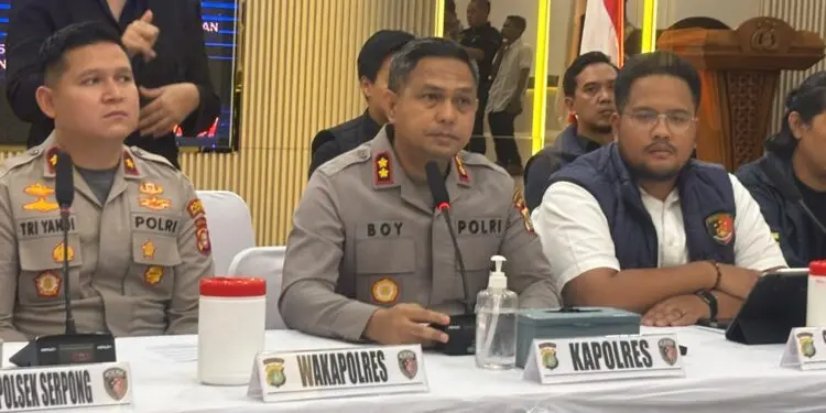 Kapolres Tangerang Selatan, AKBP Boy Jumalolo dalam konferensi pers terkait kasus dugaan pelecehan seksual dengan tersangka salah satu oknum guru ICM, Jumat (2/10/2026). (EKO SETIAWAN/SATELITNEWS)