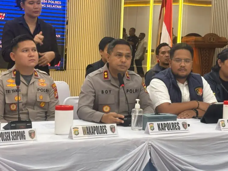 Kapolres Tangerang Selatan, AKBP Boy Jumalolo dalam konferensi pers terkait kasus dugaan pelecehan seksual dengan tersangka salah satu oknum guru ICM, Jumat (2/10/2026). (EKO SETIAWAN/SATELITNEWS)