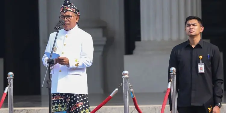 MEMIMPIN UPACARA : Gubernur Banten Andra Soni, memimpin upacara peringatan HUT ke 26 Provinsi Banten. (ISTIMEWA)