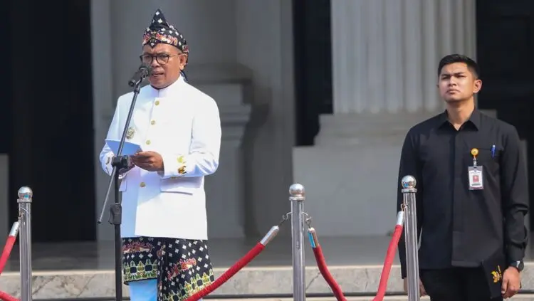 MEMIMPIN UPACARA : Gubernur Banten Andra Soni, memimpin upacara peringatan HUT ke 26 Provinsi Banten. (ISTIMEWA)