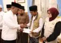 MEMBERIKAN INSENTIF : Gubernur Banten Andra Soni, memberikan insentif secara simbolis bagi ratusan guru ngaji di Kota Serang. (ISTIMEWA)