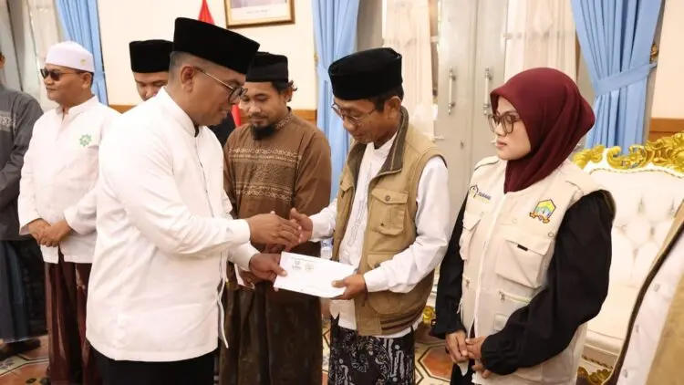 MEMBERIKAN INSENTIF : Gubernur Banten Andra Soni, memberikan insentif secara simbolis bagi ratusan guru ngaji di Kota Serang. (ISTIMEWA)