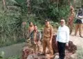 LONGSOR -- Akses jalan utama menuju kantor kecamatan, tepatnya Desa Geredug, Kecamatan Bojong, Kabupaten Pandeglang, sepanjang 50 meter persegi longsor dan putus total, Senin (5/10/2026). (ISTIMEWA)