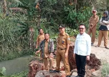 LONGSOR -- Akses jalan utama menuju kantor kecamatan, tepatnya Desa Geredug, Kecamatan Bojong, Kabupaten Pandeglang, sepanjang 50 meter persegi longsor dan putus total, Senin (5/10/2026). (ISTIMEWA)